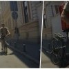 VIDEO: ,,Ce-ai facu' Bobiță?”- Un livrator pe bicicletă s-a ciocnit de o mașină, pe o stradă din centrul Clujului. Tânărul verifica comanda pe telefon
