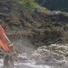 Specialiştii Apele Române continuă intervenţiile în zona Salinei Praid / În acest moment nu se mai infiltrează apă din cursul pârâului Corund – VIDEO
