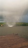 Imagini incredibile, cu o trombă, pe un lac din Cluj. O barcă și mai multe saltele, luate pe sus – VIDEO