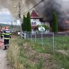 Flăcările au cuprins două gospodării din satul Voievodeasa-Sucevița. Pompierii au suplimentat forțele. Două persoane cu atac de panică (foto)