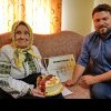 Rădăuțeancă sărbătorită la împlinirea vârstei de 100 de ani. Primarul Loghin i-a înmânat un buchet de flori, un tort și un „premiu” în valoare de 1.000 de lei (foto)