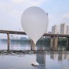 Baloanele cu gunoaie închid un aeroport din Coreea de Sud, iar o rachetă testată de Phenian a explodat în aer