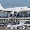 O companie aeriană a interzis accesul unei tinere „decoltate” la bord