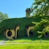 Povestea „boierului Ilie,” inginerul vâlcean care a construit la Sibiu un hotel sub pământ care arată ca o căsuță de hobbit