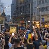 Traficul a fost oprit pe Calea Victoriei. Suporterii români sărbătoresc în Piața Universității