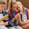 Proiect în educație: Telefoanele folosite de elevi în timpul orelor vor putea fi luate de un cadru didatic