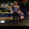Eroul în uniformă albastră care a dirijat traficul în timpul furtunii. A stat cu apa până la genunchi în mijlocul intersecției - VIDEO