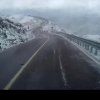 Iarna a pus stăpânire pe Transalpina. Furtuna de grindină i-a speriat pe turiști: „A căzut din cer atâta gheaţă cum n-am văzut”
