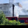 Incendiu puternic în curtea unei foste fabrici. 200 de metri pătrați, în flăcări