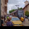 Moment viral: Mașină mutată cu mâinile goale de pe linia de tramvai - VIDEO