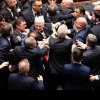 VIDEO - Bătaie de zile mari în Parlamentul Italiei. Un politician a fost scos în scaun cu rotile
