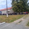 Coadă lungă la votare în fața unei secții din mediul rural. Acuzații de turism electoral: „S-a aliniat prima sută de flotanți aduși cu microbuzele”