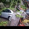 Furtună în Mehedinţi: Străzi inundate, acoperişuri luate de vânt, geamuri ale maşinilor sparte de grindină