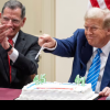 Lumânări cu cifrele 45 și 47 pe tortul pe care l-a primit Donald Trump. Fostul președinte american împlinește azi 78 de ani