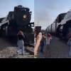 O femeie a scăpat la milimetru, după ce a vrut să-și facă un selfie în fața unui tren în mișcare, în Mexic | VIDEO
