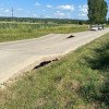 Pericol pe un drum din Gorj: Plăcile de beton s-au ridicat din cauza căldurii. O femeie a fost rănită într-un accident provocat de aceste denivelări