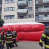Un bărbat din Oradea a sunat la 112 să anunțe că soția sa amenință că se aruncă de la etajul 5, însă femeia a fost identificată în trafic