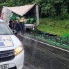 Accident grav! Un autocar cu zeci de pasageri s-a răsturnat după ce s-a ciocnit cu un TIR