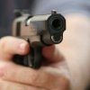 Trei bărbați înarmați cu pistoale, cuțite și bâte au atacat mai multe persoane la o nuntă din județul Brașov