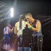 Pe cine a invitat Chris Martin pe scenă la concertul Coldplay din Atena. Reacția publicului a fost uluitoare