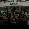 Sute de tineri au organizat un protest împotriva corupției în Slatina! S-a strigat ”Vrem dreptate!”, ”Hoții”