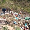 Bărbat din Țigău, prins că a aruncat deșeuri pe un drum comunal, taxat cu câteva mii de lei