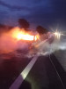 Foto| O mașină a ars în totalitate pe autostrada A1, sensul de mers Sebeș-Orăștie