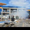 Explozie puternică, urmată de un incendiu, la un magazin de bricolaj în care se aflau zeci de persoane (foto)