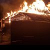 Incendiu de proporții în Asău! Trei gospodării au fost afectate, iar o bătrână de 89 de ani a suferit arsuri grave