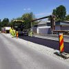 Se toarnă asfalt la Halta Teiș pe DJ 712 – Târgoviște – Șotânga – Vulcana Pandele – Brănești – Pucioasa