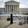 Curtea Supremă a SUA respinge o încercare de a interzice pastila pentru avort, oferind o victorie administrației Biden