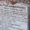 Louisiana obligă grădinițele, școlile și universitățile să afișeze cele zece porunci din Biblie în toate sălile de clasă