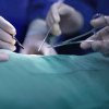 Medicul din București anchetat pentru că a uitat o compresă în corpul unei paciente, care apoi a murit, poate da din nou consultaţii
