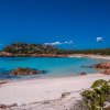 O influenceriță a fost amendată cu 1.800 de euro, după ce a mers pe o celebră plajă cu nisip roz din Sardinia