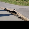 Plăcile de beton de pe un drum din Gorj s-au ridicat din cauza căldurii. O șoferiță a ajuns la spital după ce a vrut să le ocolească