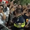 VIDEO Scandal în Capitală. Polițiști huiduiți după ce au încercat să potolească mai mulți tineri care făceau drifturi