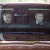 Vladimir Putin și Kim Jong Un au făcut schimb de cadouri. Printre daruri, o limuzină, un pumnal și un set de ceai