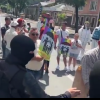 (video) Au ieșit la „dezinfectat” după marșul Pride: Mai mulți tineri, surprinși echipați la un contraprotest din capitală