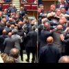 (video) Bătaie în Camera Deputaților din Italia: Un politician a fost evacuat în scaun cu rotile. „Am încercat să-l lovesc, dar nu l-am prins”