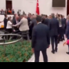 (video) Bătaie în Parlamentul Turciei: Deputaţi din două partide s-au încăierat, după destituirea unui primar prokurd