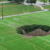 (video) Momentul în care un teren de fotbal din SUA se prăbușește, formând o groapă adâncă de 10 metri: „Arată de parcă a explodat o bombă”