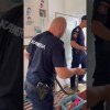 (VIDEO) Jandarmii doljeni au capturat un șarpe din grădinița din Corlate