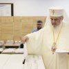 Patriarhul Daniel a mers la vot și a oferit iconițe celor prezenți în secția de votare