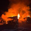 A luat foc o anexă gospodărească din Şurdeşti. Au ars unelte, cherestea, un autoturism – foto