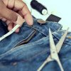 Moda sustenabilă înseamnă şi să ajustăm hainele la croitor în loc să le aruncăm