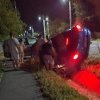 COJASCA: Un șofer a intrat cu mașina într-un cap de pod pe care l-a dislocat și proiectat într-un autoturism parcat