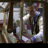 Cine este tânărul care la 17 ani confecționeză obiecte tradiționale la războiul de țesut și are un muzeu acasă