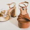Un succes pentru vară – sandale cu platformă la modă pentru femei
