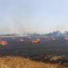 Incendiu de baloți de paie și vegetație uscată în orașul Răcari