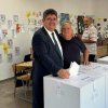 Încredere și optimism: Primarul Marius Caraveţeanu deja a votat și îi invită pe răcăreni la votare